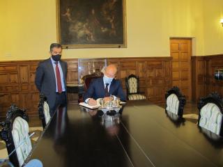 El ministro de Justicia firma el libro de visitas del alto tribunal andaluz